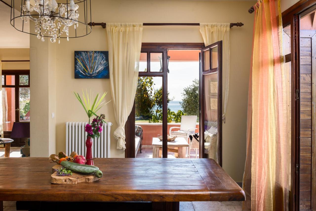 Beachfront Villa Meliti Agios Matthaios  Exterior photo