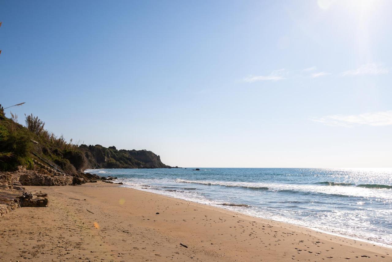 Beachfront Villa Meliti Agios Matthaios  Exterior photo