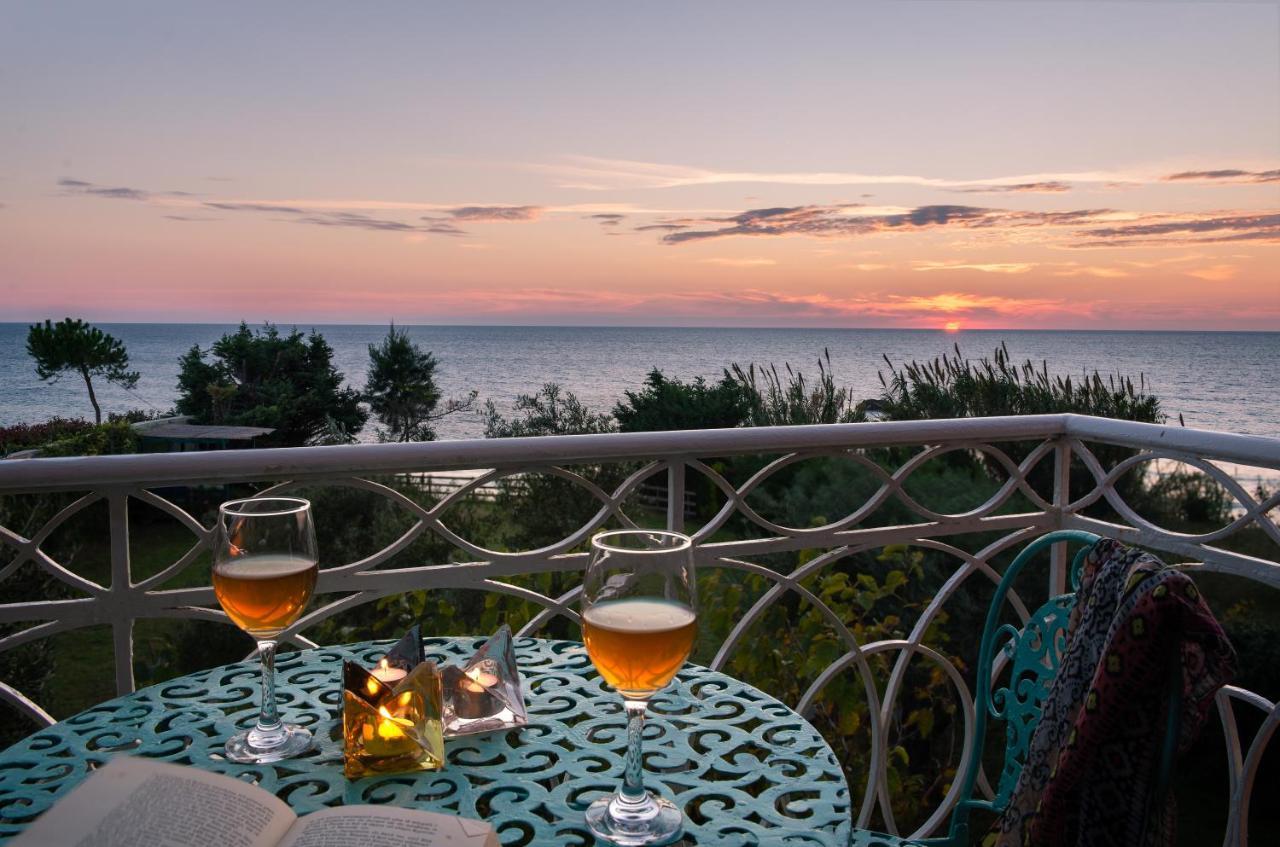 Beachfront Villa Meliti Agios Matthaios  Exterior photo